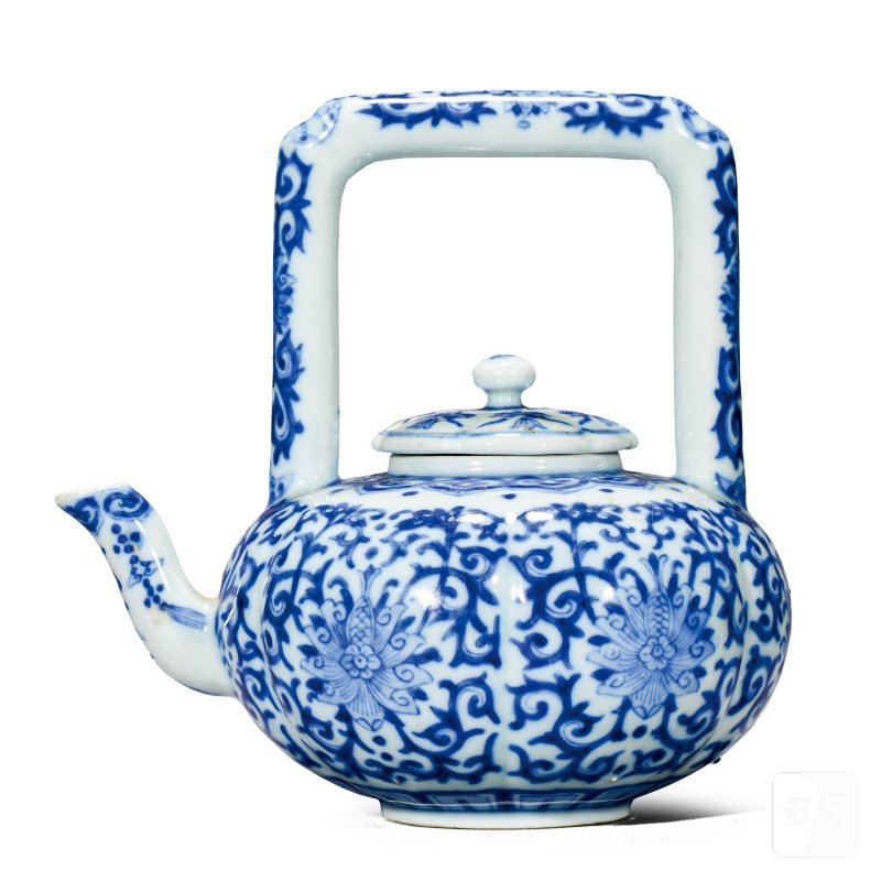 清乾隆 青花缠枝花卉纹瓜棱提梁壶 - 图1
